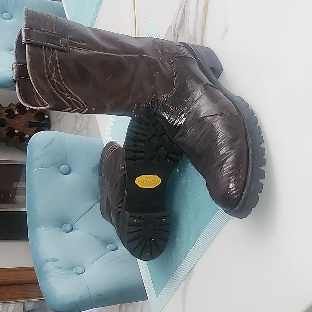 Lizzard boots Beautiful sole 9.5 b small tear $75